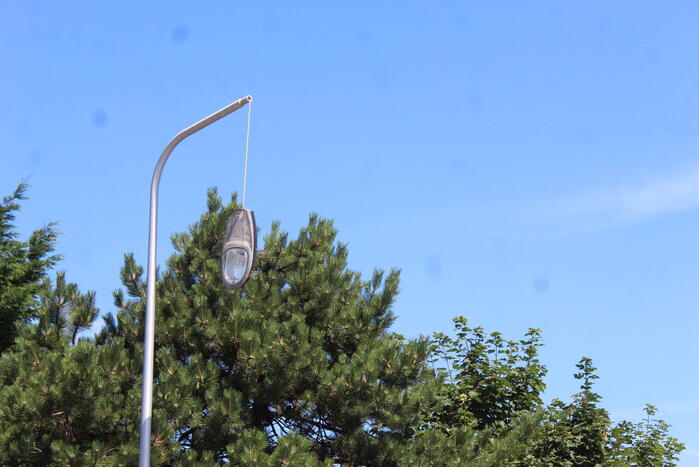 Brandweer ingezet voor loshangende lantaarnpaal