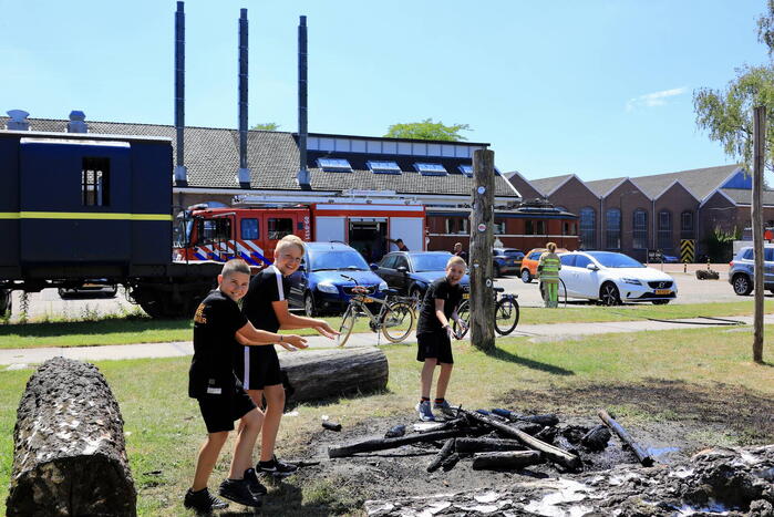 Drie jongens doven buitenbrand