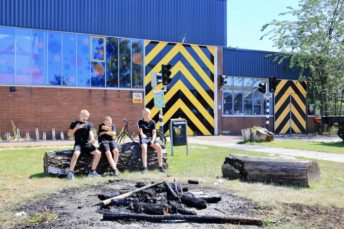 Drie jongens doven buitenbrand