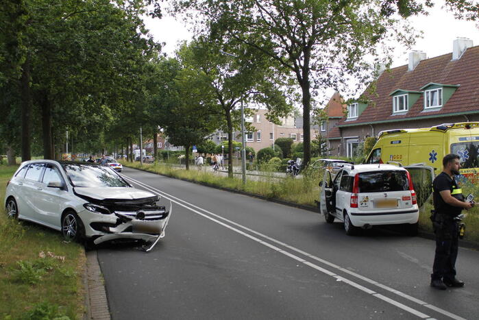 Twee gewonden bij frontale botsing