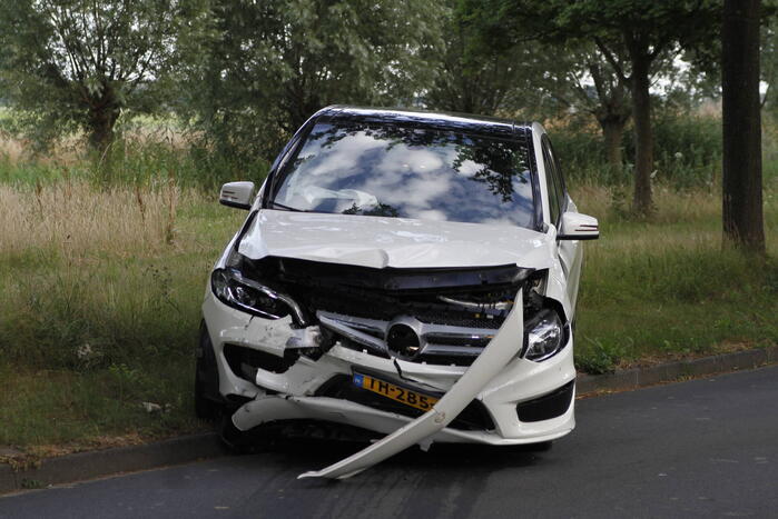 Twee gewonden bij frontale botsing