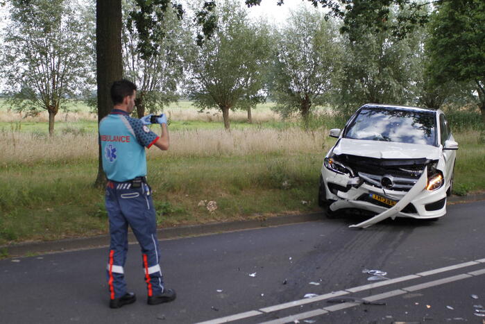 Twee gewonden bij frontale botsing