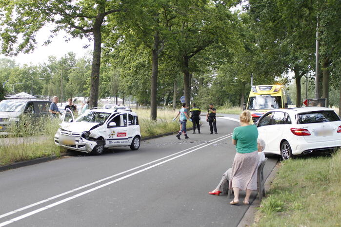 Twee gewonden bij frontale botsing