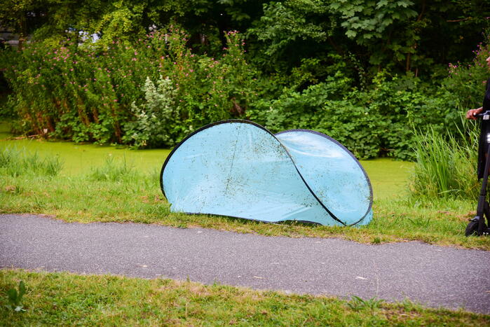 Hulpdiensten ingezet voor aangetroffen tent in sloot