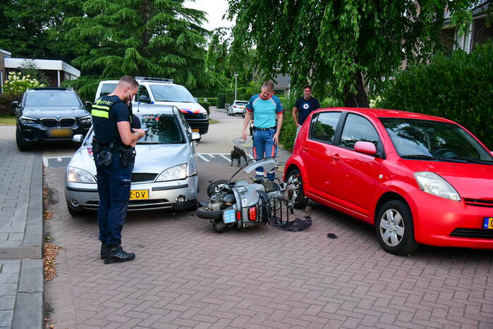Veel schade na ongeval tussen auto en scooter