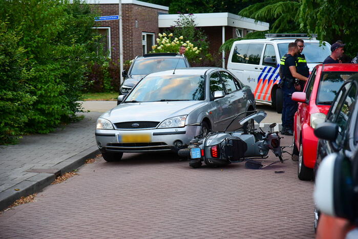 Veel schade na ongeval tussen auto en scooter