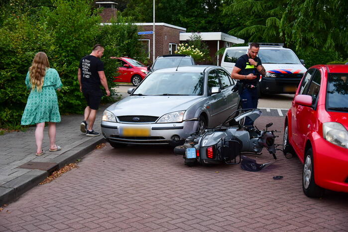 Veel schade na ongeval tussen auto en scooter