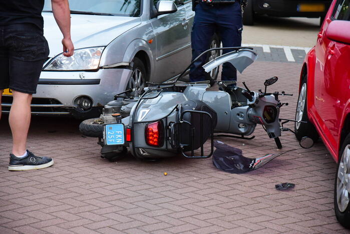 Veel schade na ongeval tussen auto en scooter