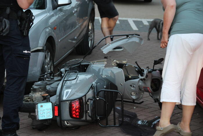 Veel schade na ongeval tussen auto en scooter