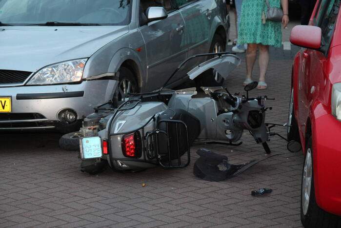 Veel schade na ongeval tussen auto en scooter