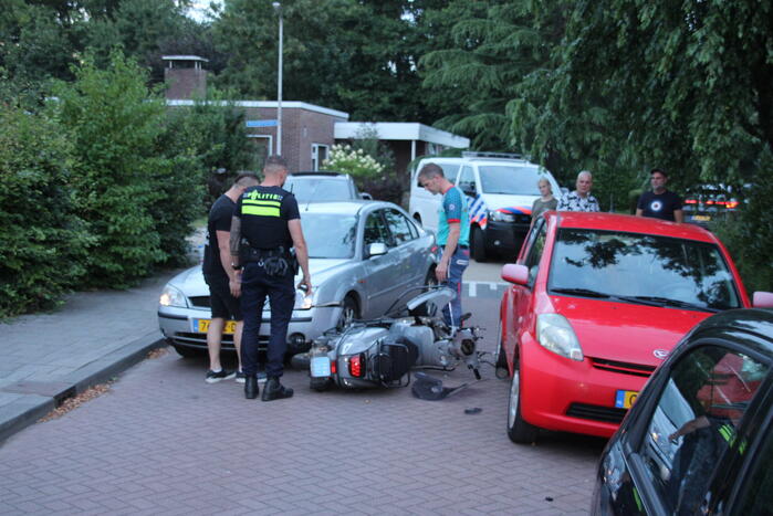 Veel schade na ongeval tussen auto en scooter