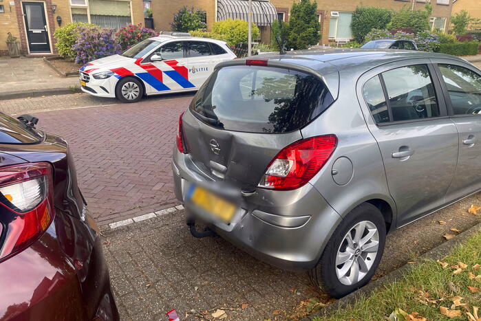 Militair voertuig botst tegen geparkeerde auto's