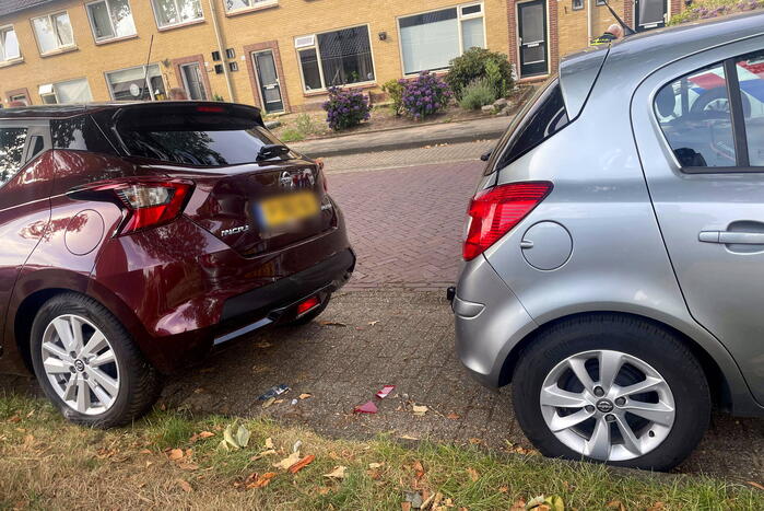 Militair voertuig botst tegen geparkeerde auto's