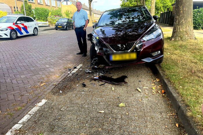 Militair voertuig botst tegen geparkeerde auto's
