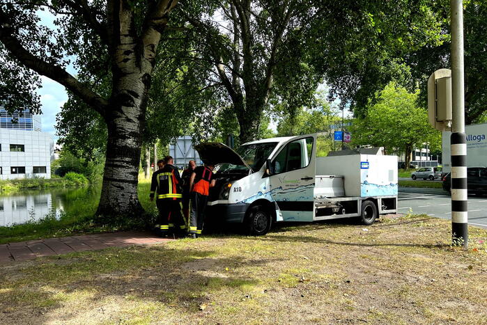 Brandweer doet onderzoek naar brand in bestelbus