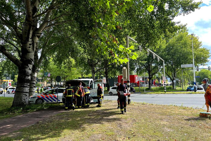 Brandweer doet onderzoek naar brand in bestelbus