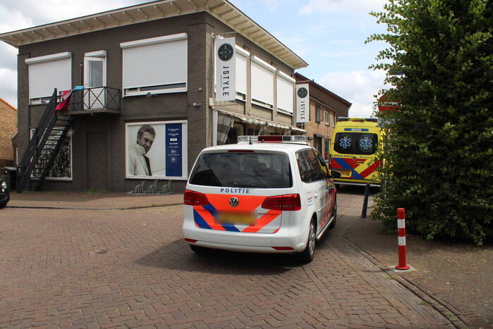 Scooterrijder schrikt van plots opdoemende auto en gaat onderuit