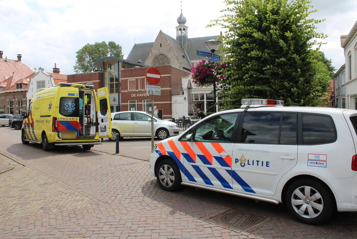 Scooterrijder schrikt van plots opdoemende auto en gaat onderuit