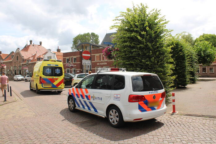 Scooterrijder schrikt van plots opdoemende auto en gaat onderuit