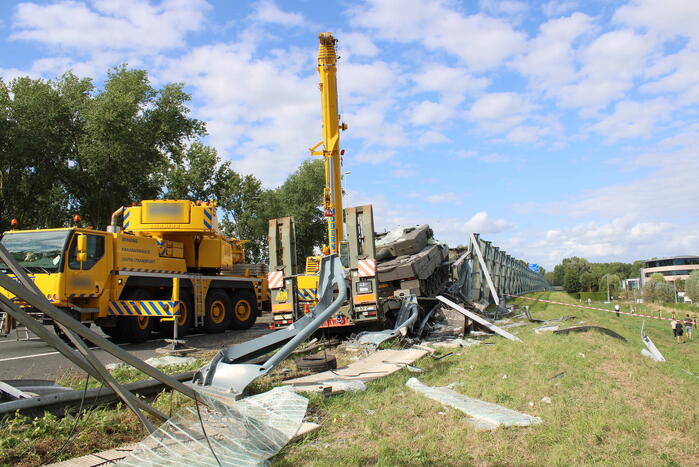 Berging gecrashte vrachtwagen en tank in volle gang