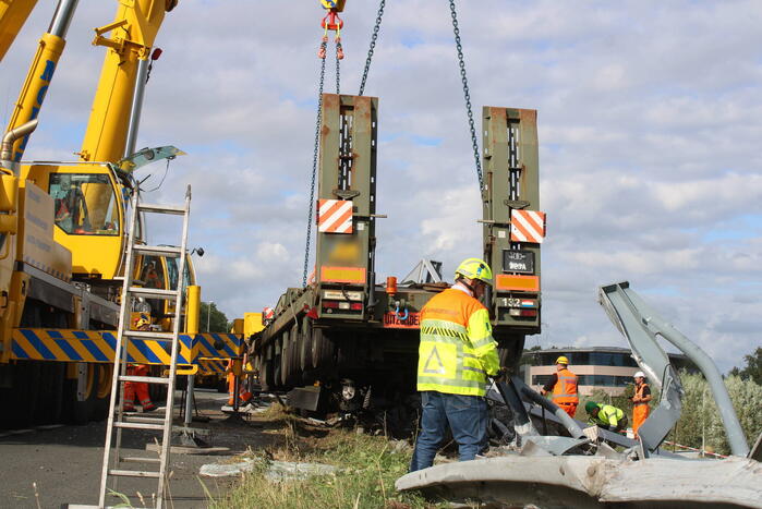 Berging gecrashte vrachtwagen en tank in volle gang