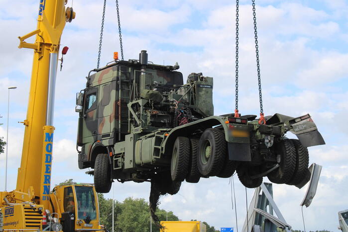 Berging gecrashte vrachtwagen en tank in volle gang
