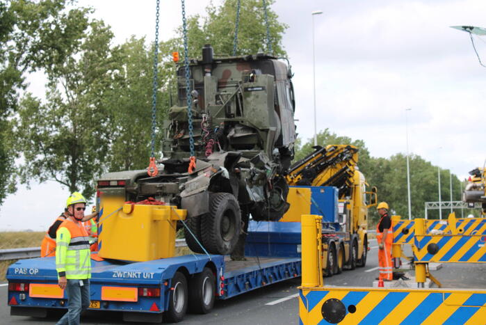 Berging gecrashte vrachtwagen en tank in volle gang