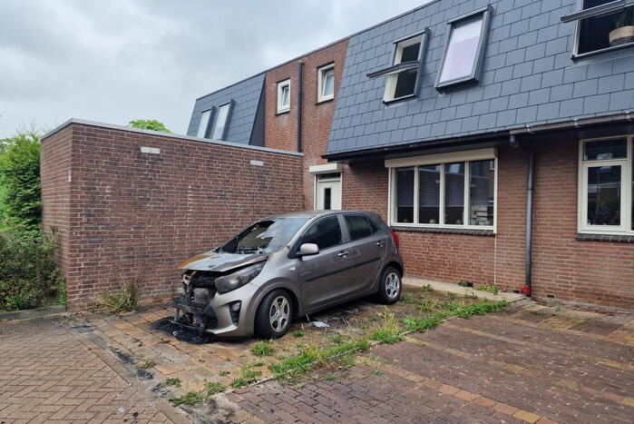 Geparkeerde auto voor woning in brand gestoken