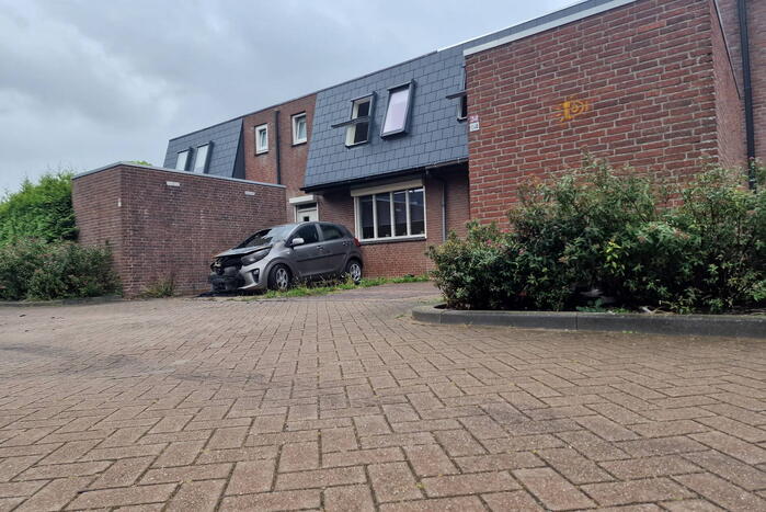 Geparkeerde auto voor woning in brand gestoken