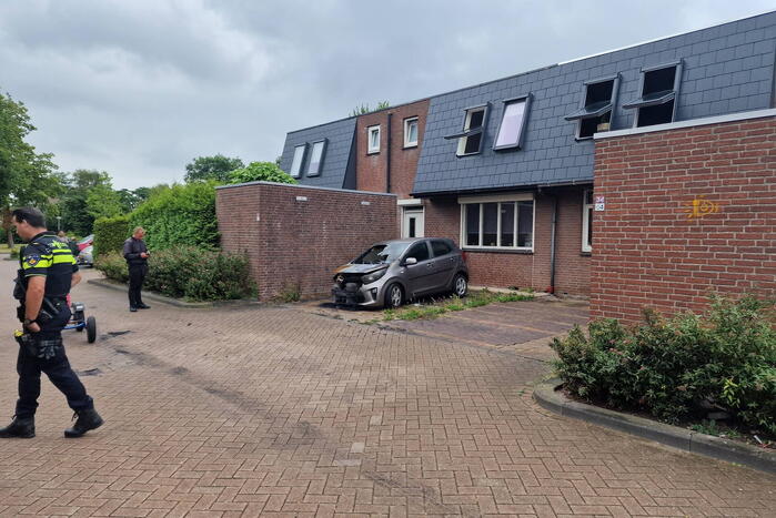 Geparkeerde auto voor woning in brand gestoken