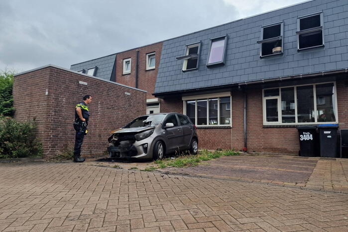 Geparkeerde auto voor woning in brand gestoken