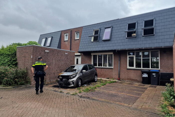 Geparkeerde auto voor woning in brand gestoken