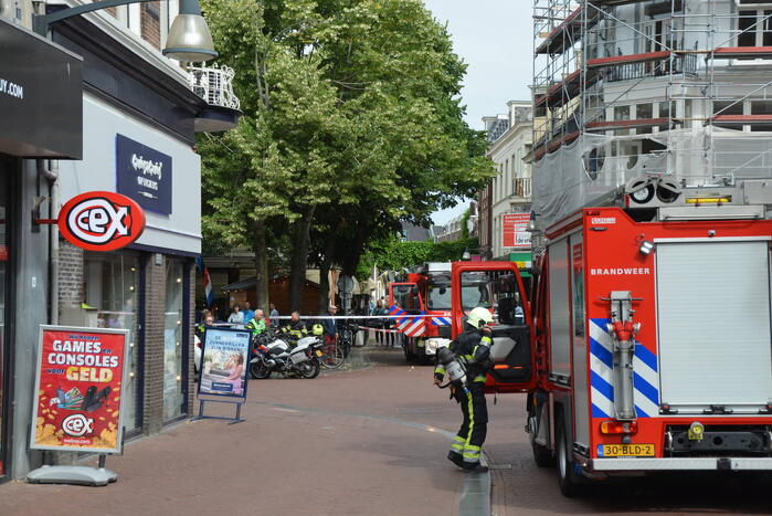 Winkel straat afgezet na melding vreemde lucht