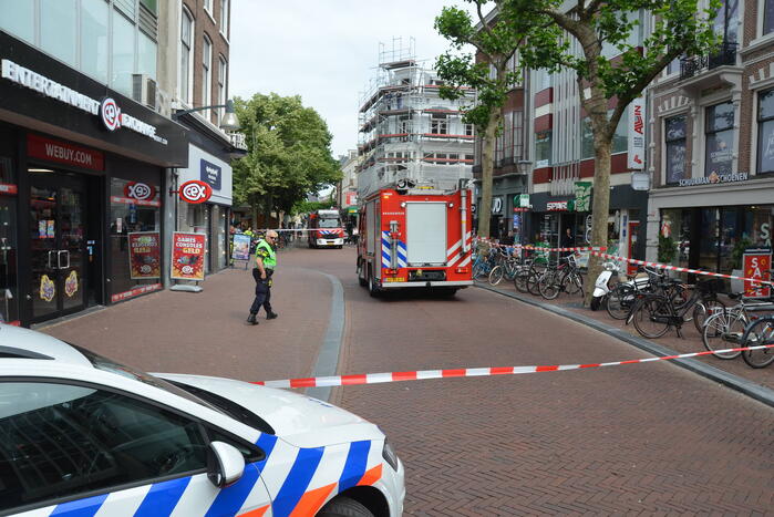 Winkel straat afgezet na melding vreemde lucht