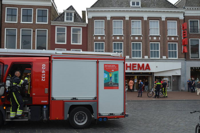 Winkel straat afgezet na melding vreemde lucht
