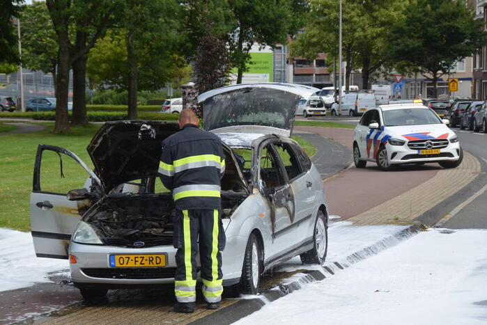 Auto verwoest na flinke brand