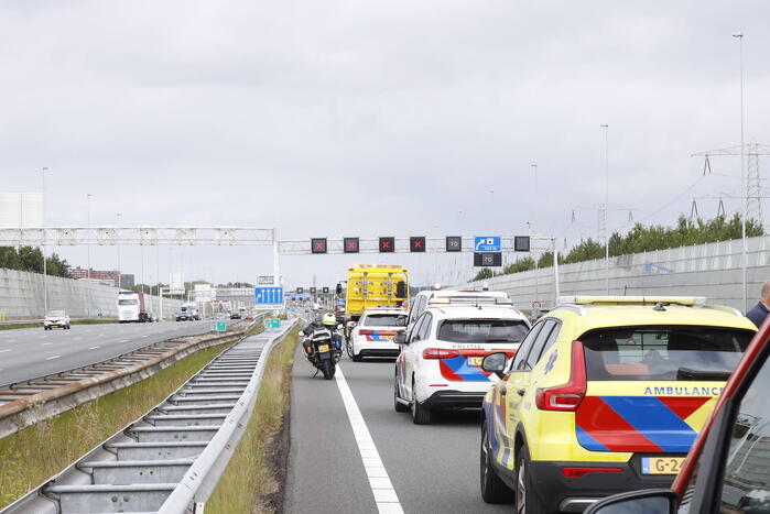 Auto op zijn kop bij botsing met vrachtwagen