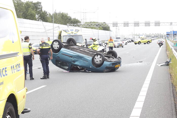 Auto op zijn kop bij botsing met vrachtwagen