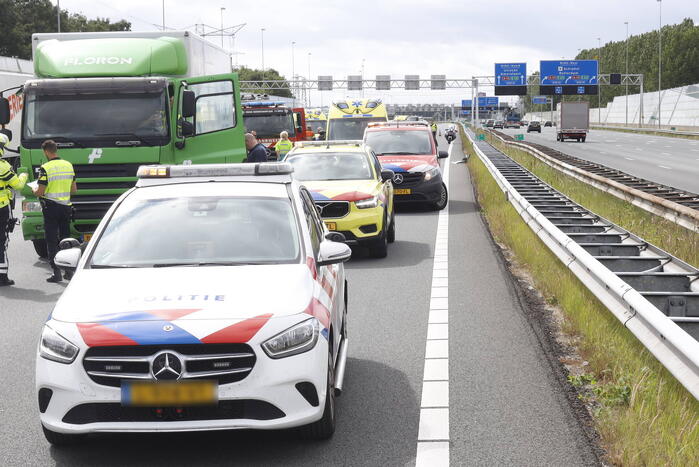 Auto op zijn kop bij botsing met vrachtwagen