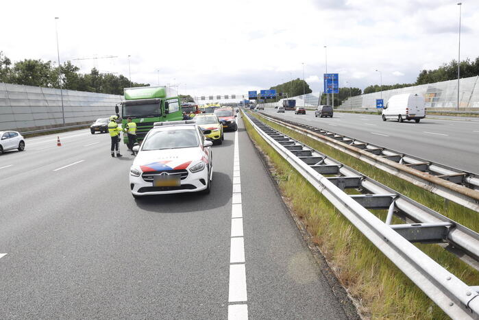 Auto op zijn kop bij botsing met vrachtwagen