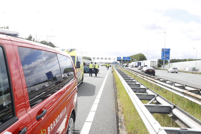 Auto op zijn kop bij botsing met vrachtwagen