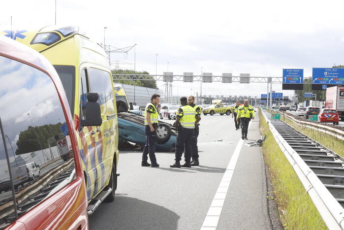Auto op zijn kop bij botsing met vrachtwagen
