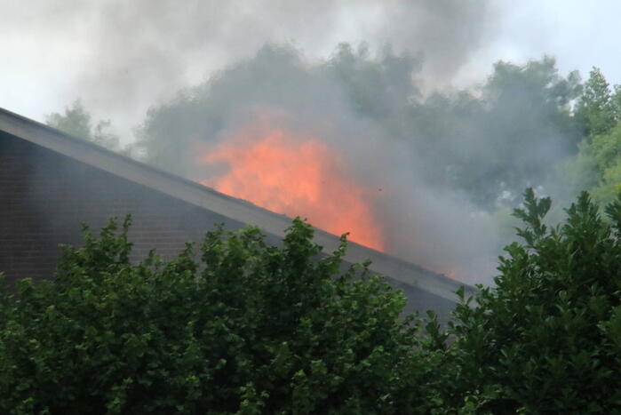 NL-Alert voor uitslaande brand in loods met caravans