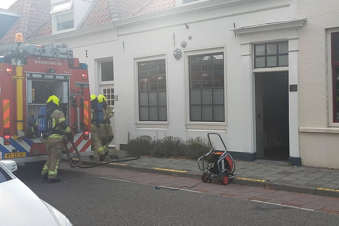 Bewoners starten blussing bij keukenbrand
