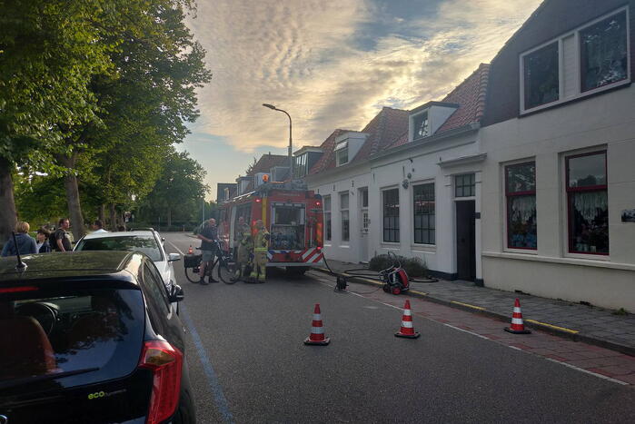 Bewoners starten blussing bij keukenbrand
