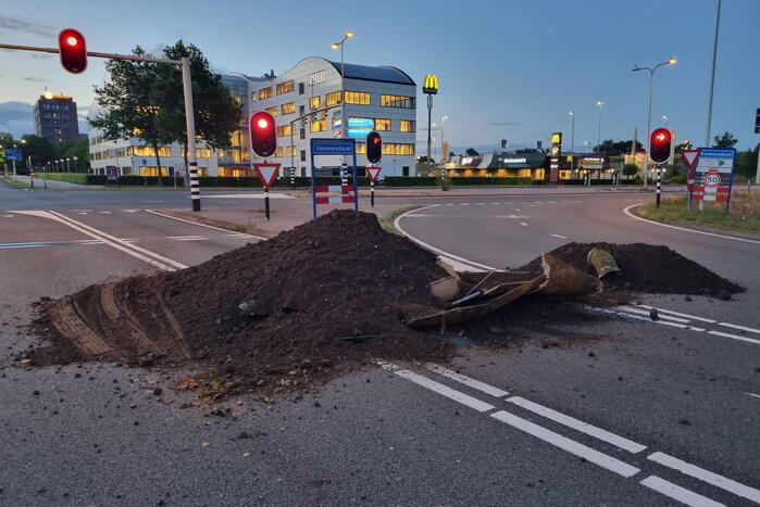 Boeren blokkeren oprit en afritten van snelweg met grond