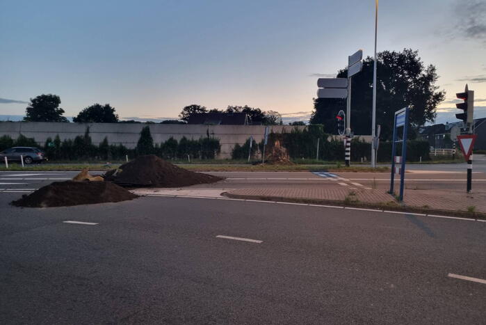 Boeren blokkeren oprit en afritten van snelweg met grond