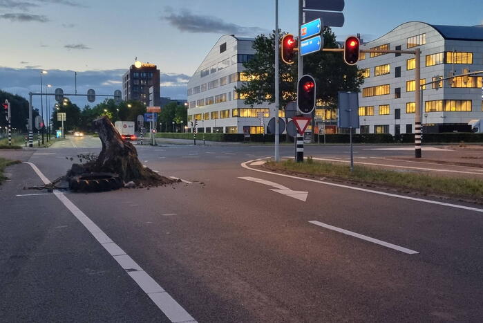 Boeren blokkeren oprit en afritten van snelweg met grond