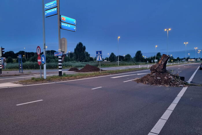 Boeren blokkeren oprit en afritten van snelweg met grond
