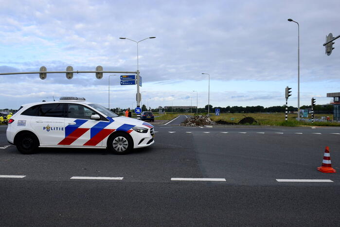 Boeren blokkeren oprit en afritten van snelweg met grond en puin